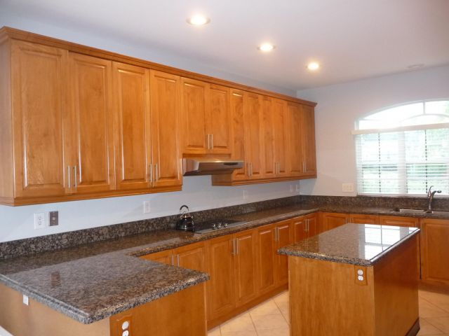 Дом в аренду по адресу 20694 NW 27 Avenue - фото 6535515