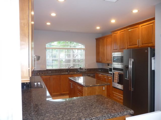 Дом в аренду по адресу 20694 NW 27 Avenue - фото 6535516