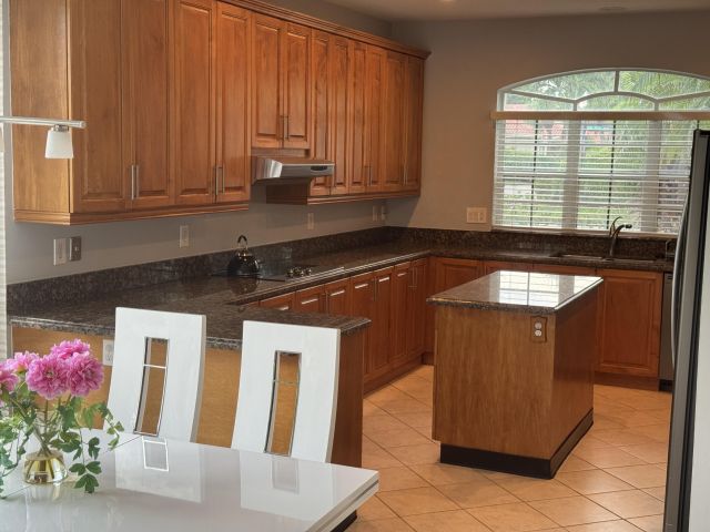 Дом в аренду по адресу 20694 NW 27 Avenue - фото 6535517