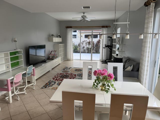 Дом в аренду по адресу 20694 NW 27 Avenue - фото 6535518