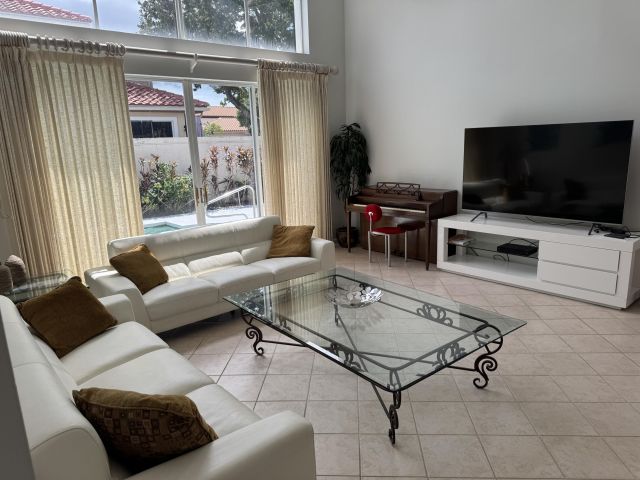 Дом в аренду по адресу 20694 NW 27 Avenue - фото 6535520