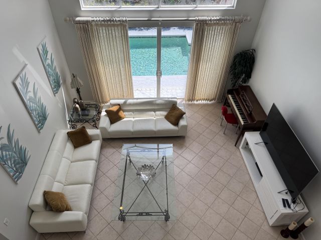 Дом в аренду по адресу 20694 NW 27 Avenue - фото 6535522