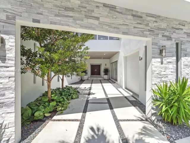 Дом в аренду по адресу 5910 N Bayshore Drive - фото 7404971