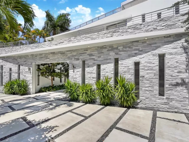 Дом в аренду по адресу 5910 N Bayshore Drive - фото 7404972