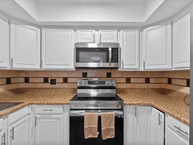 Дом в аренду по адресу 4025 Village Drive C - фото 6618557