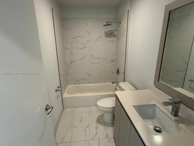 Дом в аренду по адресу 2555 NE 193rd St 2106 - фото 7494389