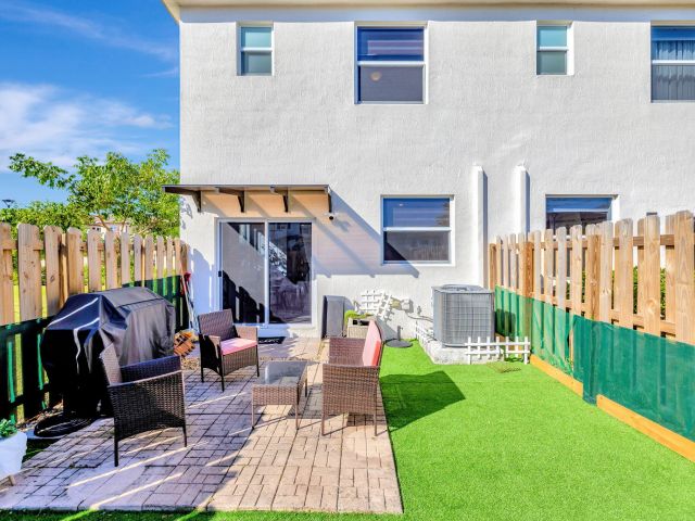 Дом в аренду по адресу 12227 NW 23rd Path - фото 6506126