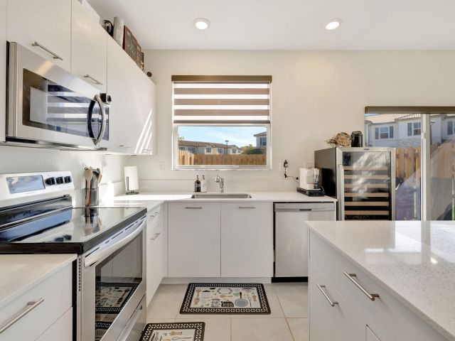 Дом в аренду по адресу 12227 NW 23rd Path - фото 6506128