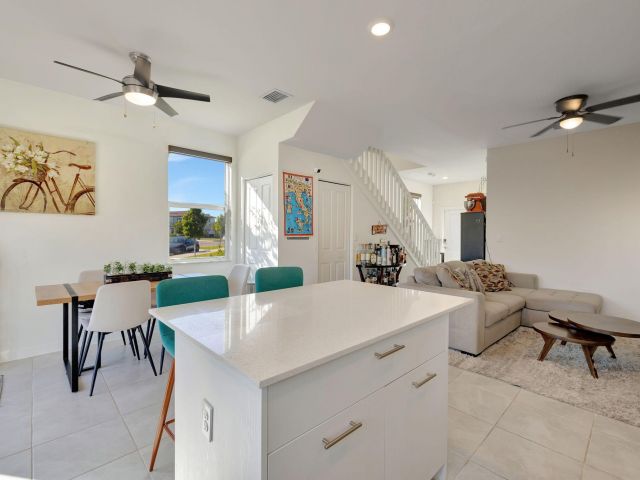 Дом в аренду по адресу 12227 NW 23rd Path - фото 6506129