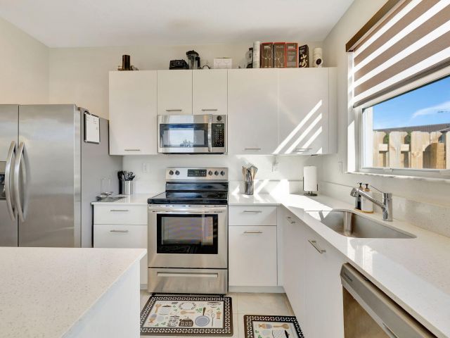 Дом в аренду по адресу 12227 NW 23rd Path - фото 6506130