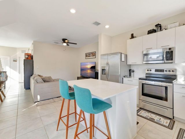 Дом в аренду по адресу 12227 NW 23rd Path - фото 6506131