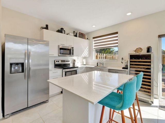 Дом в аренду по адресу 12227 NW 23rd Path - фото 6506132