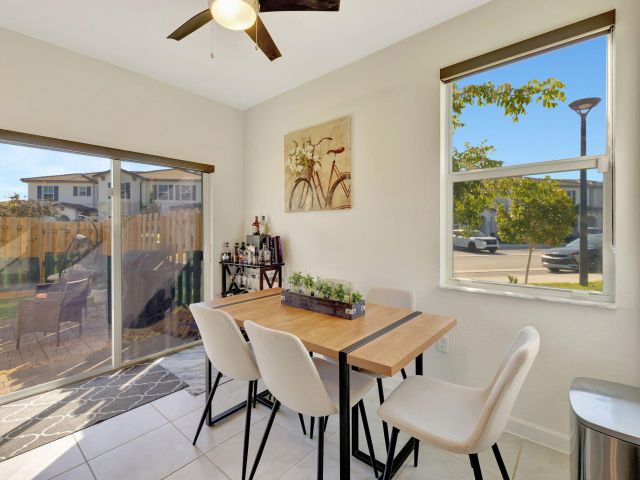 Дом в аренду по адресу 12227 NW 23rd Path - фото 6506133