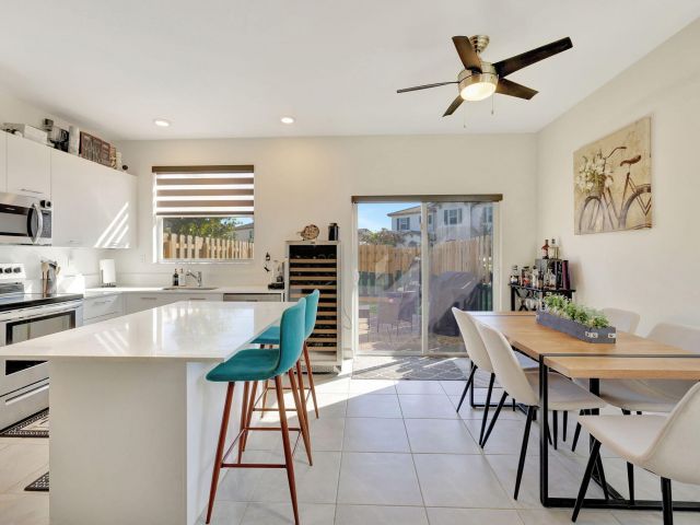 Дом в аренду по адресу 12227 NW 23rd Path - фото 6506134