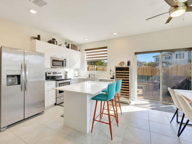 Дом в аренду по адресу 12227 NW 23rd Path - фото 6506135