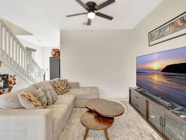 Дом в аренду по адресу 12227 NW 23rd Path - фото 6506136