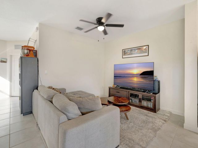 Дом в аренду по адресу 12227 NW 23rd Path - фото 6506137