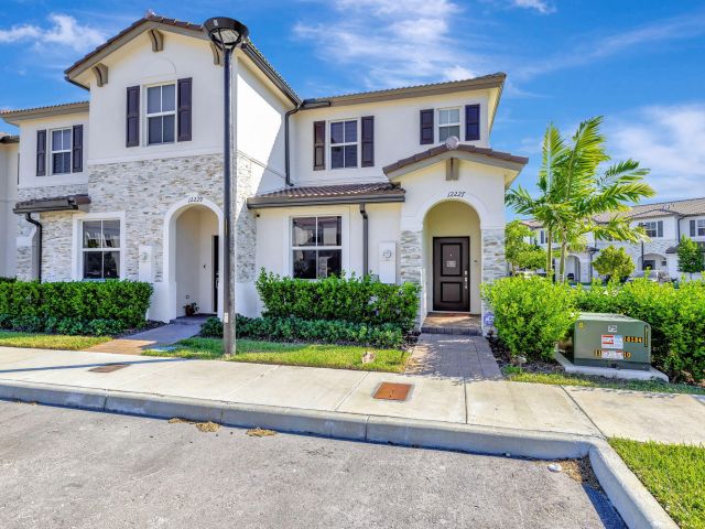 Дом в аренду по адресу 12227 NW 23rd Path - фото 6506140