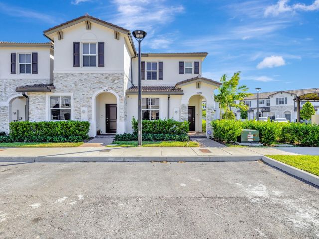 Дом в аренду по адресу 12227 NW 23rd Path - фото 6506141