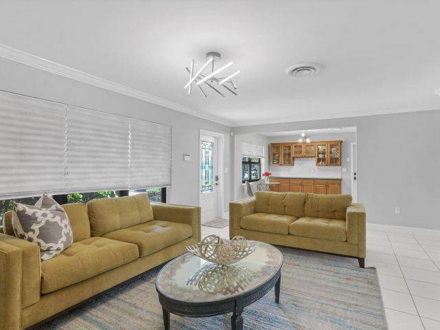 Продажа дома по адресу 1701 NE 63rd Court - фото 6489810