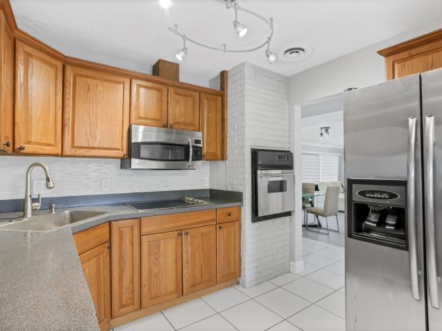 Продажа дома по адресу 1701 NE 63rd Court - фото 6489816