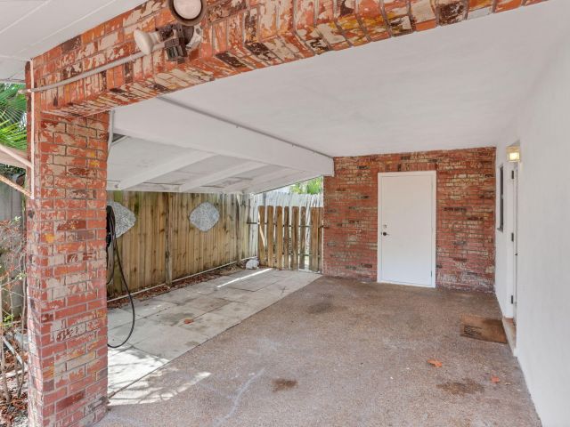 Продажа дома по адресу 1701 NE 63rd Court - фото 6489820