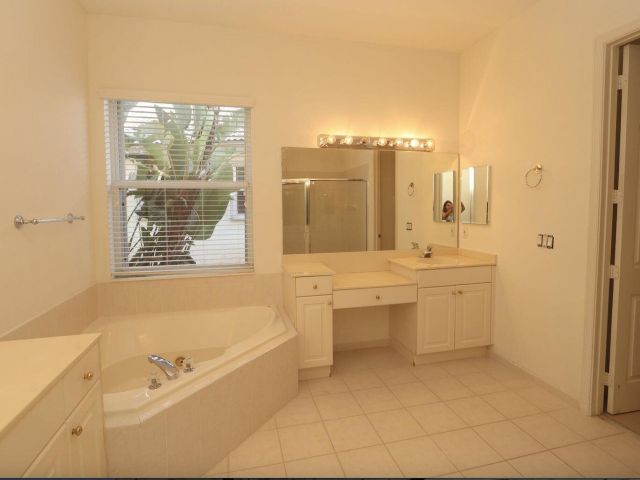 Дом в аренду по адресу 9183 Bay Point Circle - фото 6506625