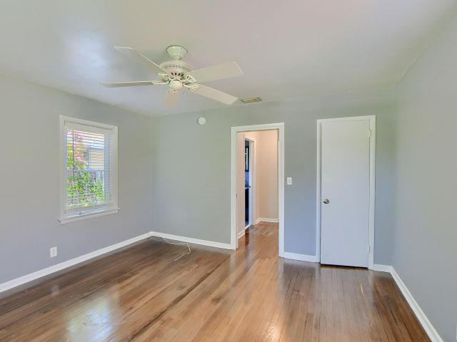 Дом в аренду по адресу 830 SE 3rd Avenue - фото 6505195