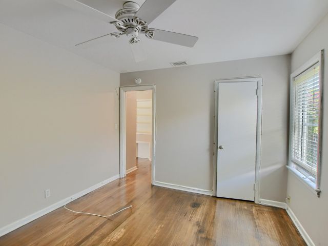 Дом в аренду по адресу 830 SE 3rd Avenue - фото 6505197