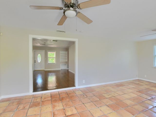 Дом в аренду по адресу 830 SE 3rd Avenue - фото 6505202