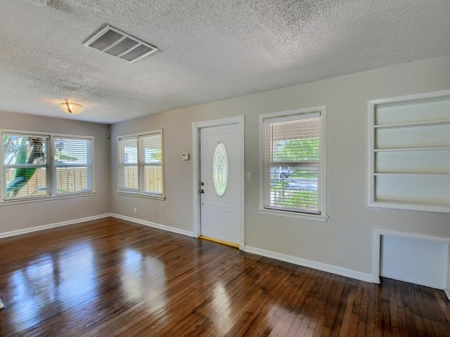 Дом в аренду по адресу 830 SE 3rd Avenue - фото 6505209