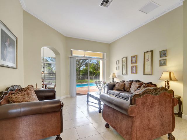 Продажа дома по адресу 8123 Woodslanding Trail - фото 6506610