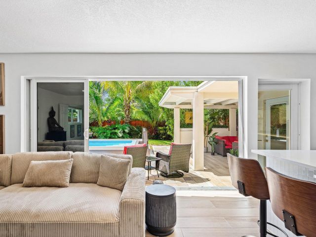 Продажа дома по адресу 2041 NE 30th Street - фото 6497088