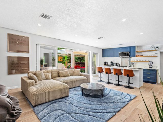 Продажа дома по адресу 2041 NE 30th Street - фото 6497089