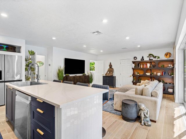 Продажа дома по адресу 2041 NE 30th Street - фото 6497091