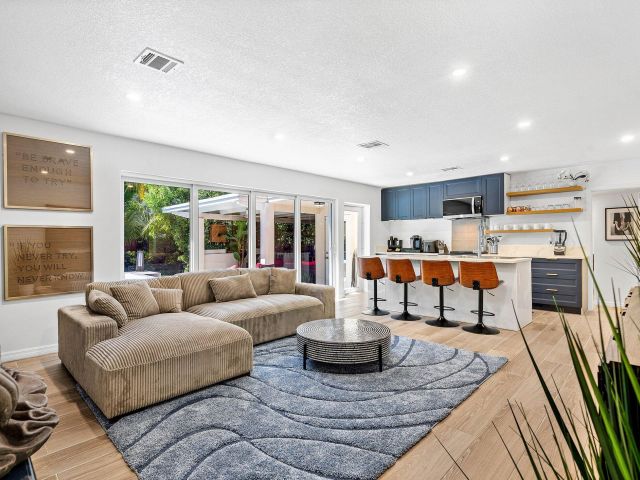 Продажа дома по адресу 2041 NE 30th Street - фото 6497092