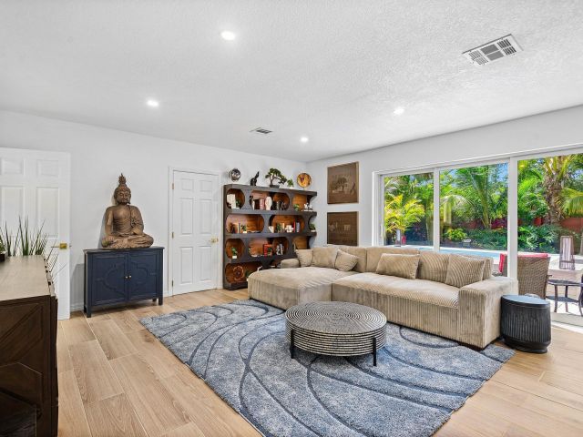 Продажа дома по адресу 2041 NE 30th Street - фото 6497093