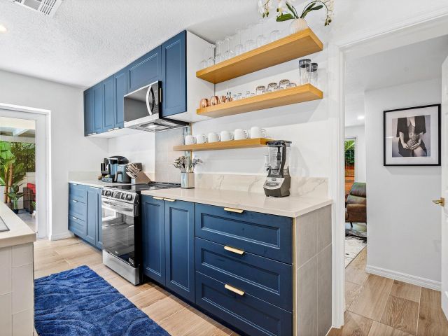 Продажа дома по адресу 2041 NE 30th Street - фото 6497097