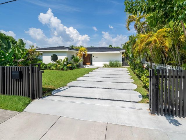 Продажа дома по адресу 7610 Bayside Lane - фото 6504303