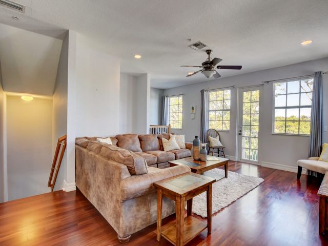 Дом в аренду по адресу 290 NE 5th Avenue 1 - фото 6505021