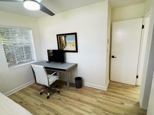 Дом в аренду по адресу 300 NE 7th Street - фото 6503611