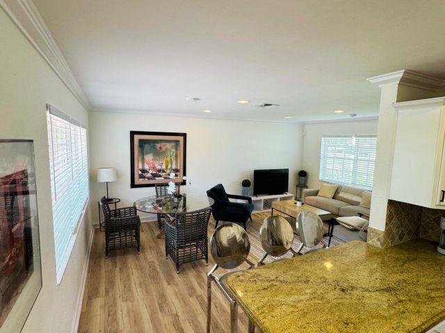 Дом в аренду по адресу 300 NE 7th Street - фото 6503616