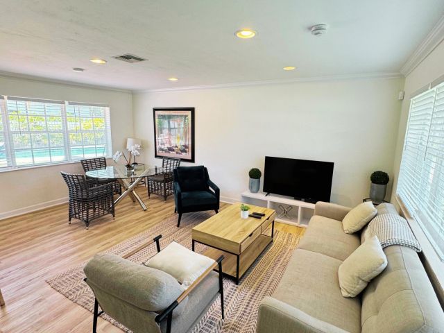 Дом в аренду по адресу 300 NE 7th Street - фото 6503618