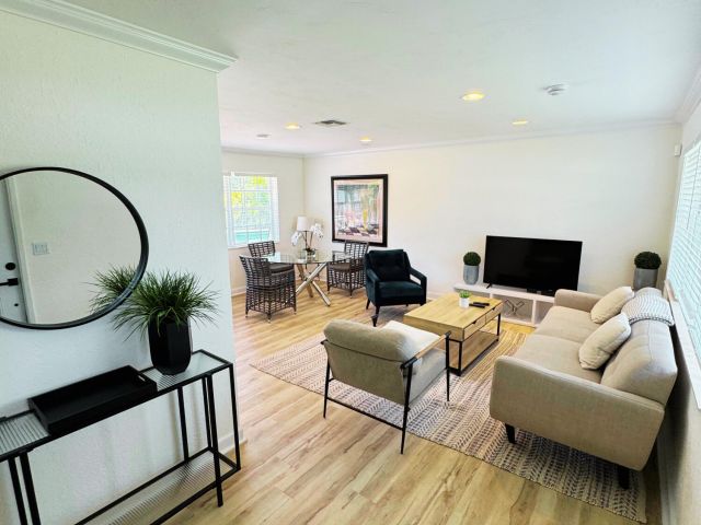 Дом в аренду по адресу 300 NE 7th Street - фото 6503619