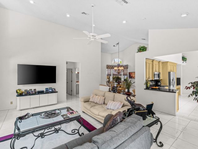 Дом в аренду по адресу 2082 NW 56th Street - фото 6503560