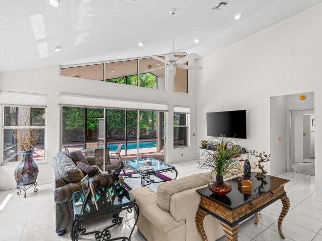 Дом в аренду по адресу 2082 NW 56th Street - фото 6503561