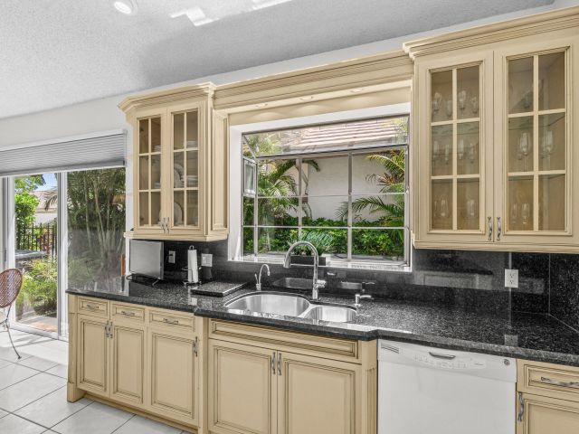 Дом в аренду по адресу 2082 NW 56th Street - фото 6503566