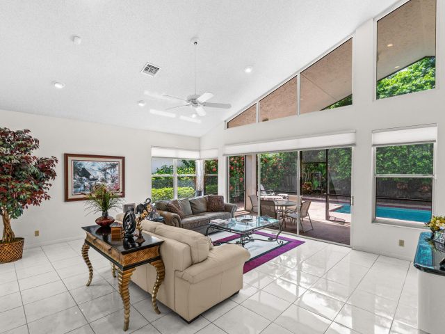 Дом в аренду по адресу 2082 NW 56th Street - фото 6503567