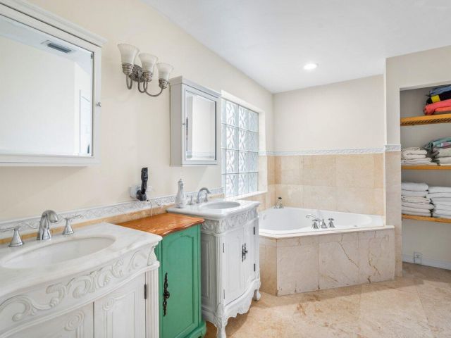 Продажа дома по адресу 451 NE 25th Terrace - фото 6537697