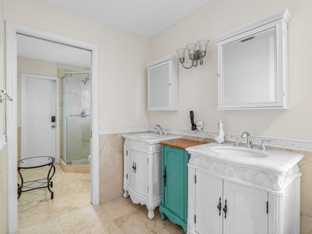 Продажа дома по адресу 451 NE 25th Terrace - фото 6537698